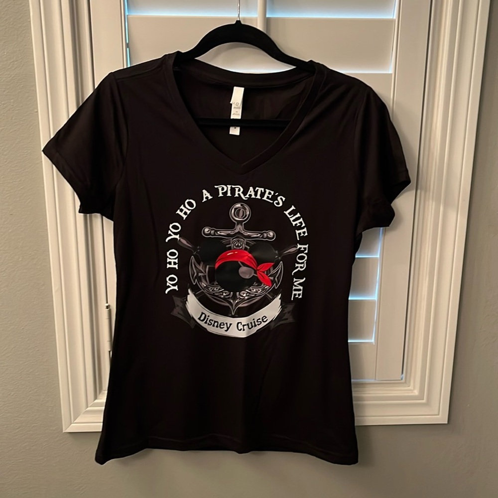 V-neck screen print T-shirt